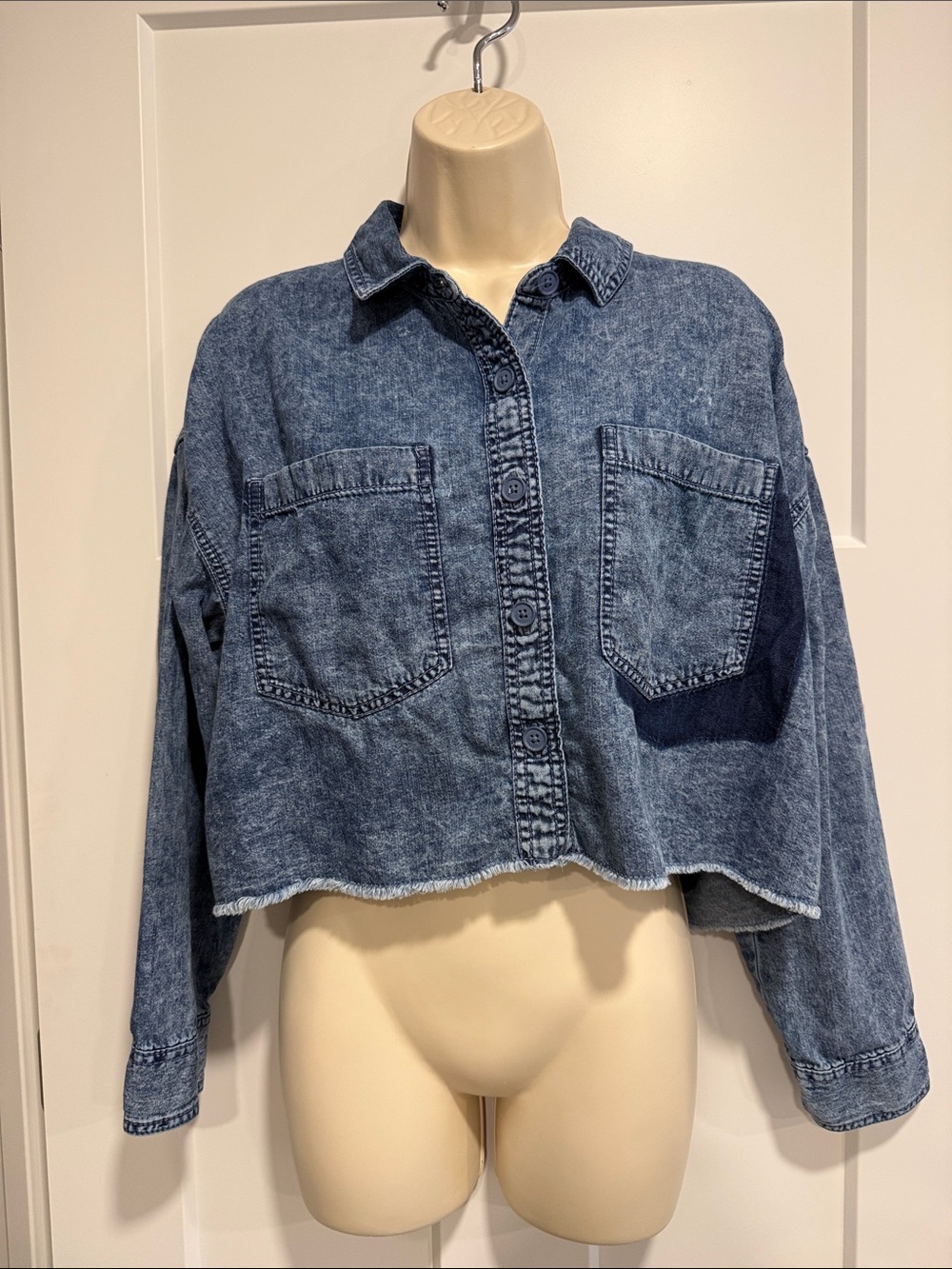 American Eagle Cropped Denim Jacket Womens M Medium Wash Raw Hem Button Front
